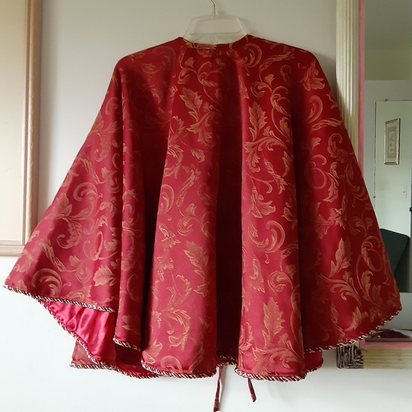 Cape - Picture 3 of 4